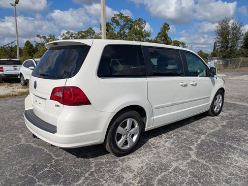 Used 2010 Volkswagen Routan SEL image 4