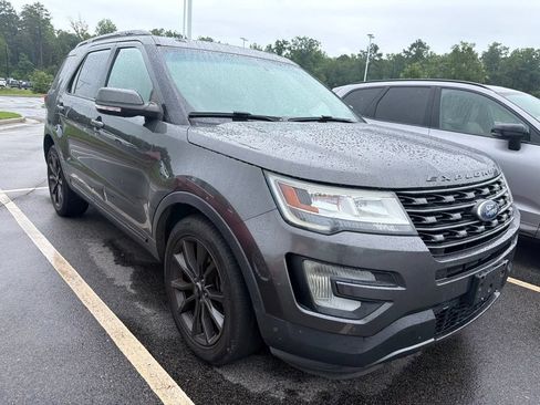Used 2017 Ford Explorer XLT w/ Equipment Group 202A FWD image 7
