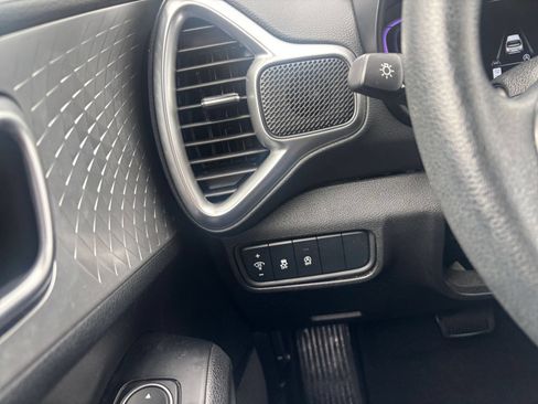 Used 2025 Kia Soul LX w/ LX Technology Package FWD image 32