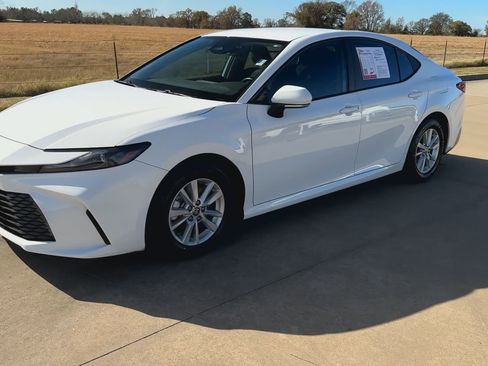 Used 2025 Toyota Camry LE w/ Convenience Package image 5