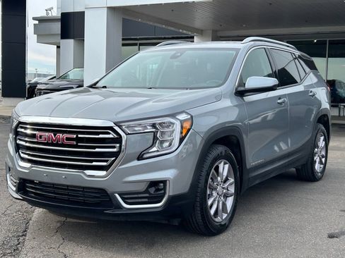 Used 2024 GMC Terrain SLT image 3