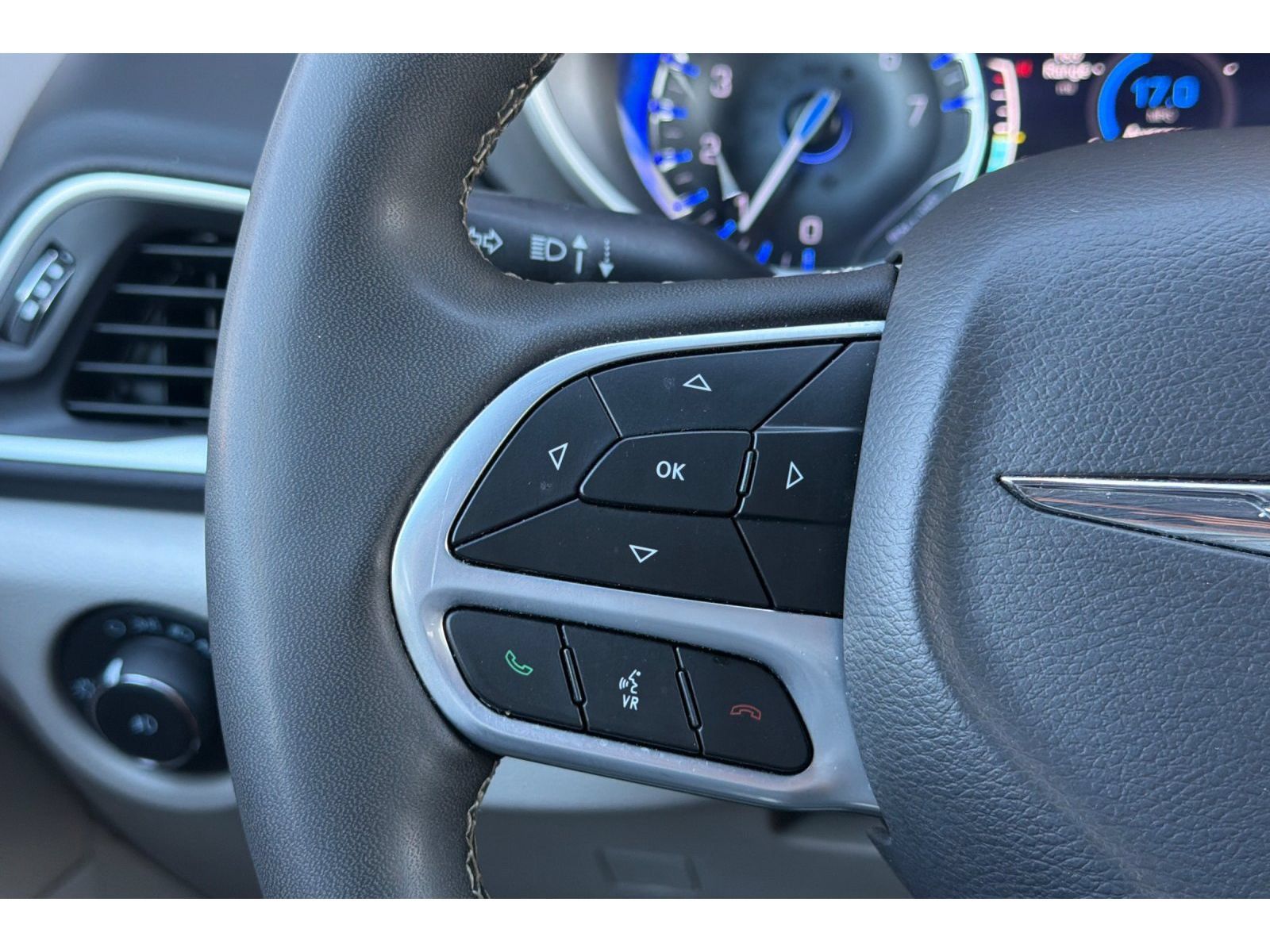 Used 2023 Chrysler Pacifica Touring-L FWD image 27
