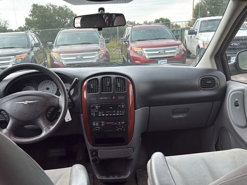 Used 2007 Chrysler Town & Country w/ Popular Equipment Group I image 21