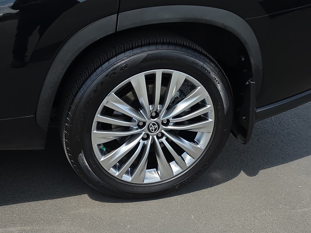 Used 2024 Toyota Highlander Platinum AWD/4WD image 12