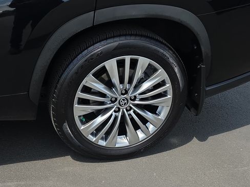 Certified 2024 Toyota Highlander Platinum AWD/4WD image 12
