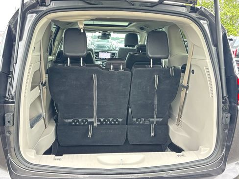 Used 2023 Chrysler Pacifica Limited FWD image 19