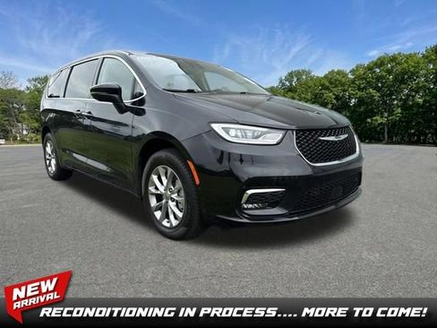 Used 2023 Chrysler Pacifica Touring-L AWD/4WD image 1