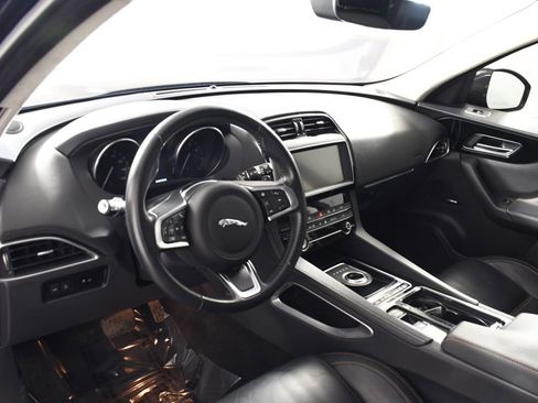 Used 2020 Jaguar F-PACE Prestige image 12