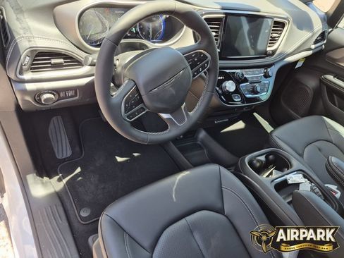 New 2027 Chrysler Pacifica Select FWD image 11