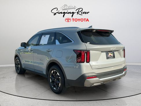 Used 2024 Kia Sorento S w/ Panoramic Sunroof Package FWD image 5