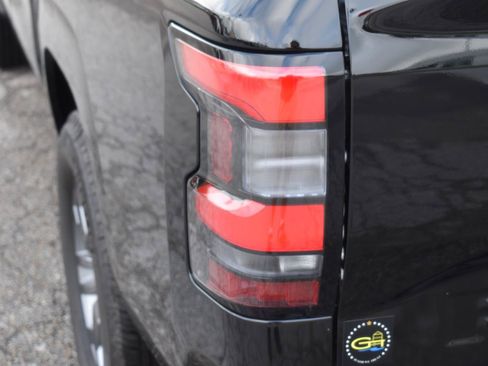 Used 2025 Nissan Frontier SV RWD image 5