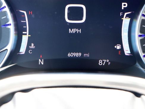 Used 2024 Chrysler Pacifica Touring-L FWD image 33