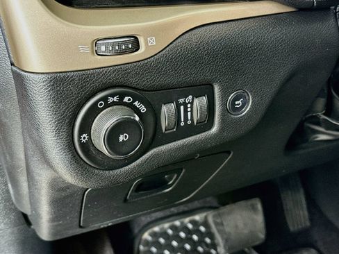 Used 2017 Jeep Cherokee Latitude w/ Comfort/Convenience Group AWD/4WD image 12