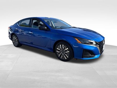 Used 2025 Nissan Altima 2.5 SV FWD image 7