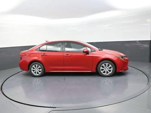 Used 2021 Toyota Corolla LE FWD image 4