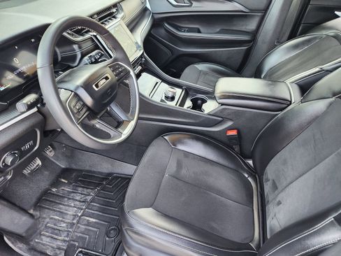 Used 2024 Jeep Grand Cherokee Altitude image 14