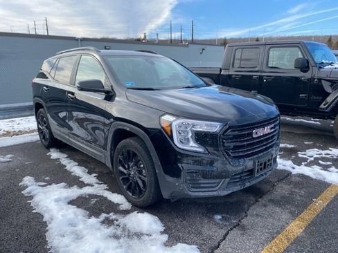 Used 2023 GMC Terrain SLE w/ Driver Convenience Package image 2