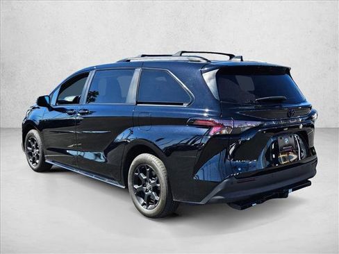 Used 2025 Toyota Sienna XLE Woodland Edition image 8