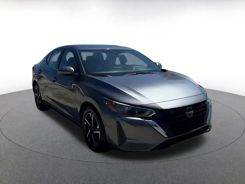 Used 2025 Nissan Sentra SV image 3