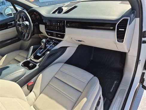 Used 2022 Porsche Cayenne Platinum Edition image 19