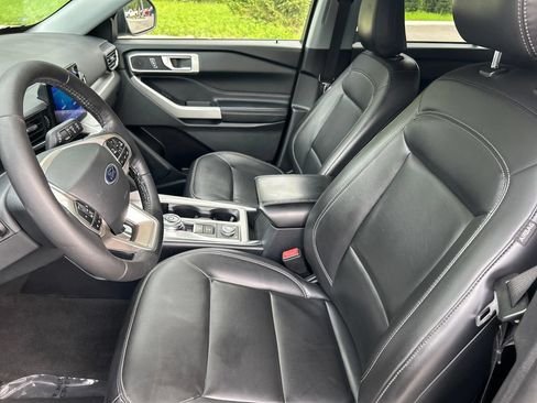 Used 2022 Ford Explorer XLT w/ Equipment Group 202A AWD/4WD image 11