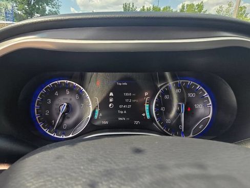 Used 2024 Chrysler Pacifica Touring-L FWD image 30