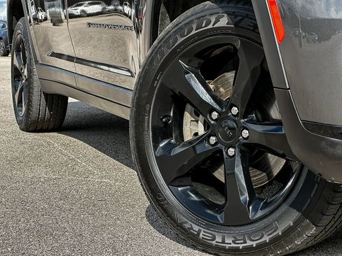 Used 2023 Jeep Grand Cherokee L Laredo image 2