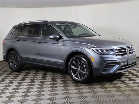 Used 2023 Volkswagen Tiguan SE w/ Panoramic Sunroof Package FWD image 2