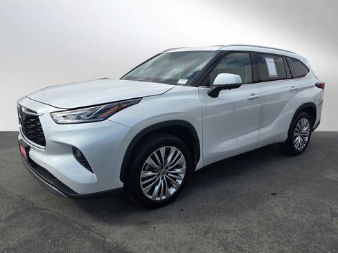 Used 2023 Toyota Highlander Platinum image 3