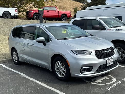 Used 2023 Chrysler Pacifica Touring-L FWD image 2