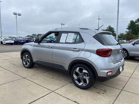 Used 2025 Hyundai Venue SEL FWD image 8