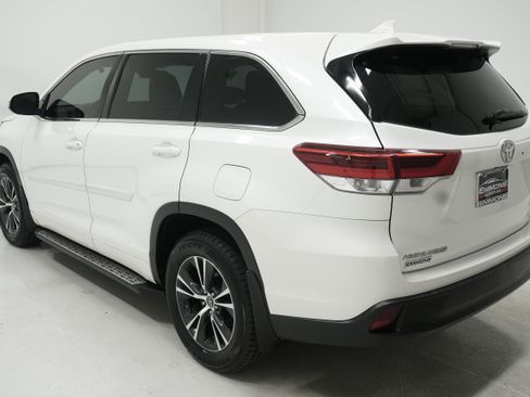Used 2018 Toyota Highlander Plus FWD image 6