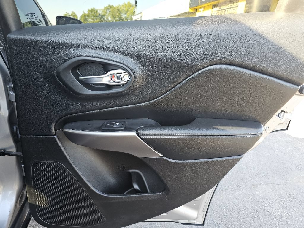 Used 2019 Jeep Cherokee Latitude w/ Popular Appearance Group AWD/4WD image 40