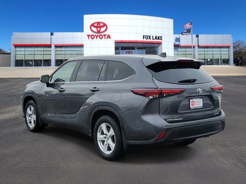 Used 2024 Toyota Highlander LE image 3