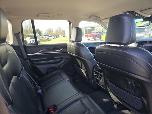 Used 2023 Jeep Grand Cherokee Limited image 16