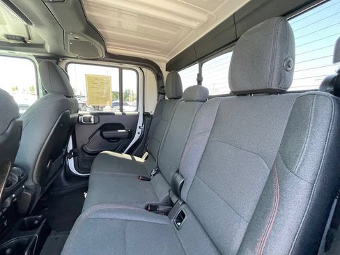 Used 2024 Jeep Gladiator Rubicon w/ Technology Group AWD/4WD image 25