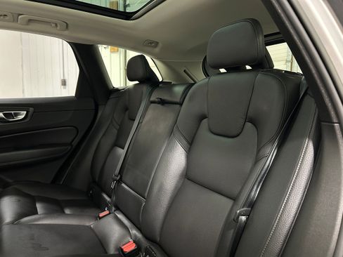 Used 2023 Volvo XC60 B5 Plus image 27