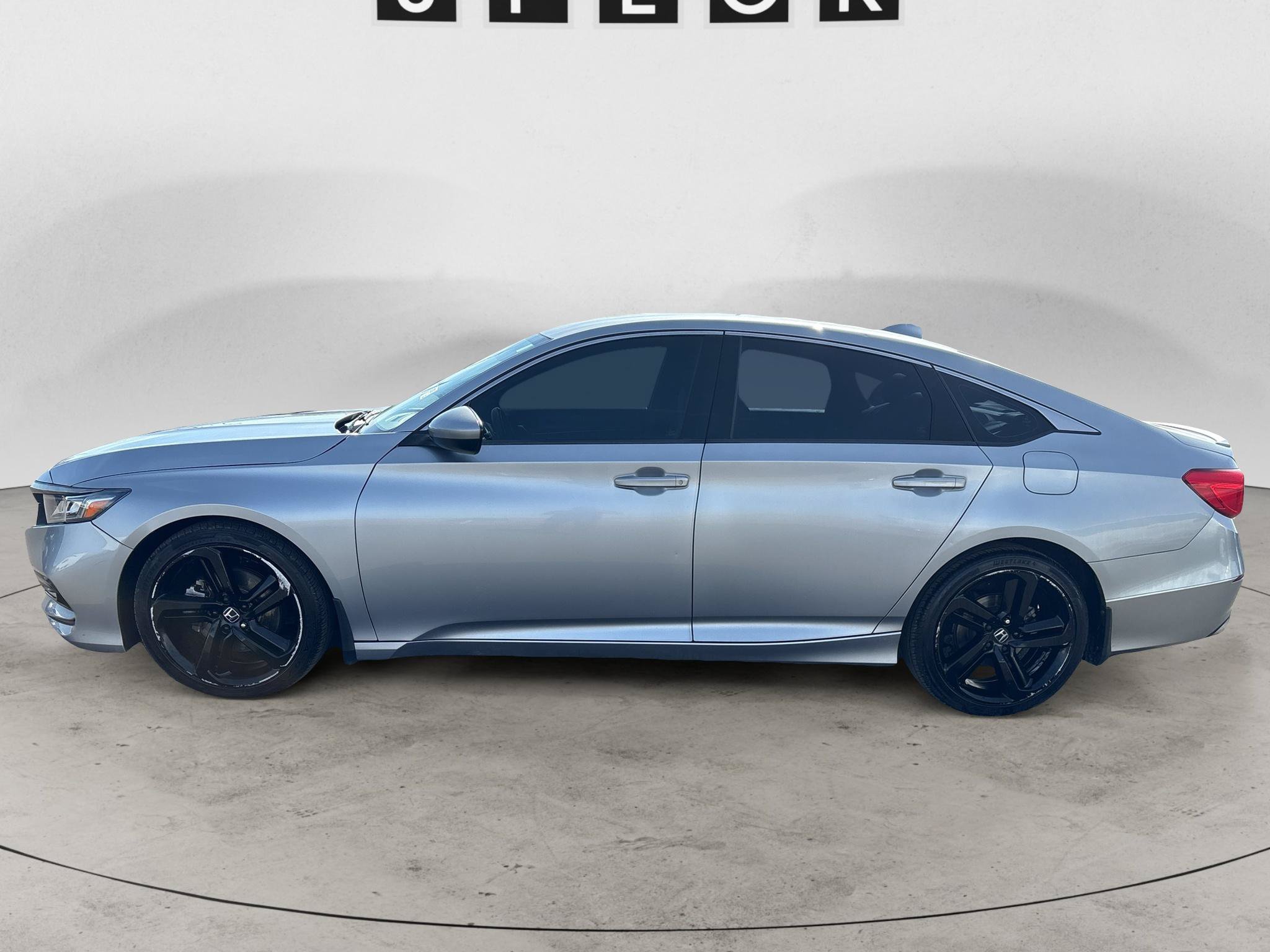 Used 2018 Honda Accord Sport image 2