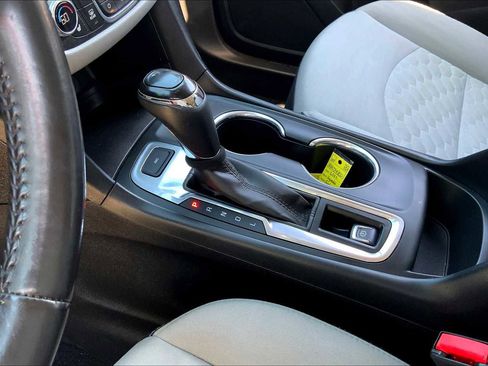 Used 2018 Chevrolet Equinox LT w/ Sun & Infotainment Package AWD/4WD image 17