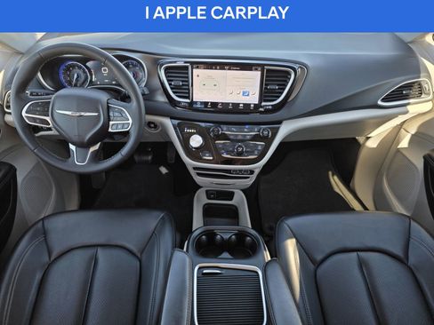 Used 2023 Chrysler Pacifica Touring-L image 12