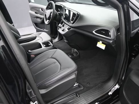 New 2026 Chrysler Pacifica Select w/ S Appearance Package AWD/4WD image 17