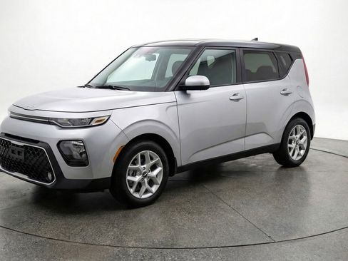 Used 2025 Kia Soul LX w/ LX Technology Package FWD image 3