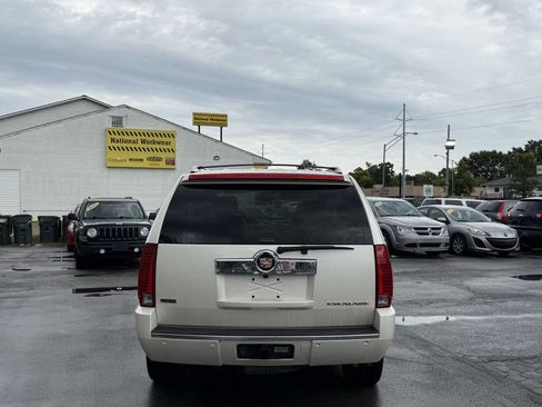 Used 2010 Cadillac Escalade Luxury image 4