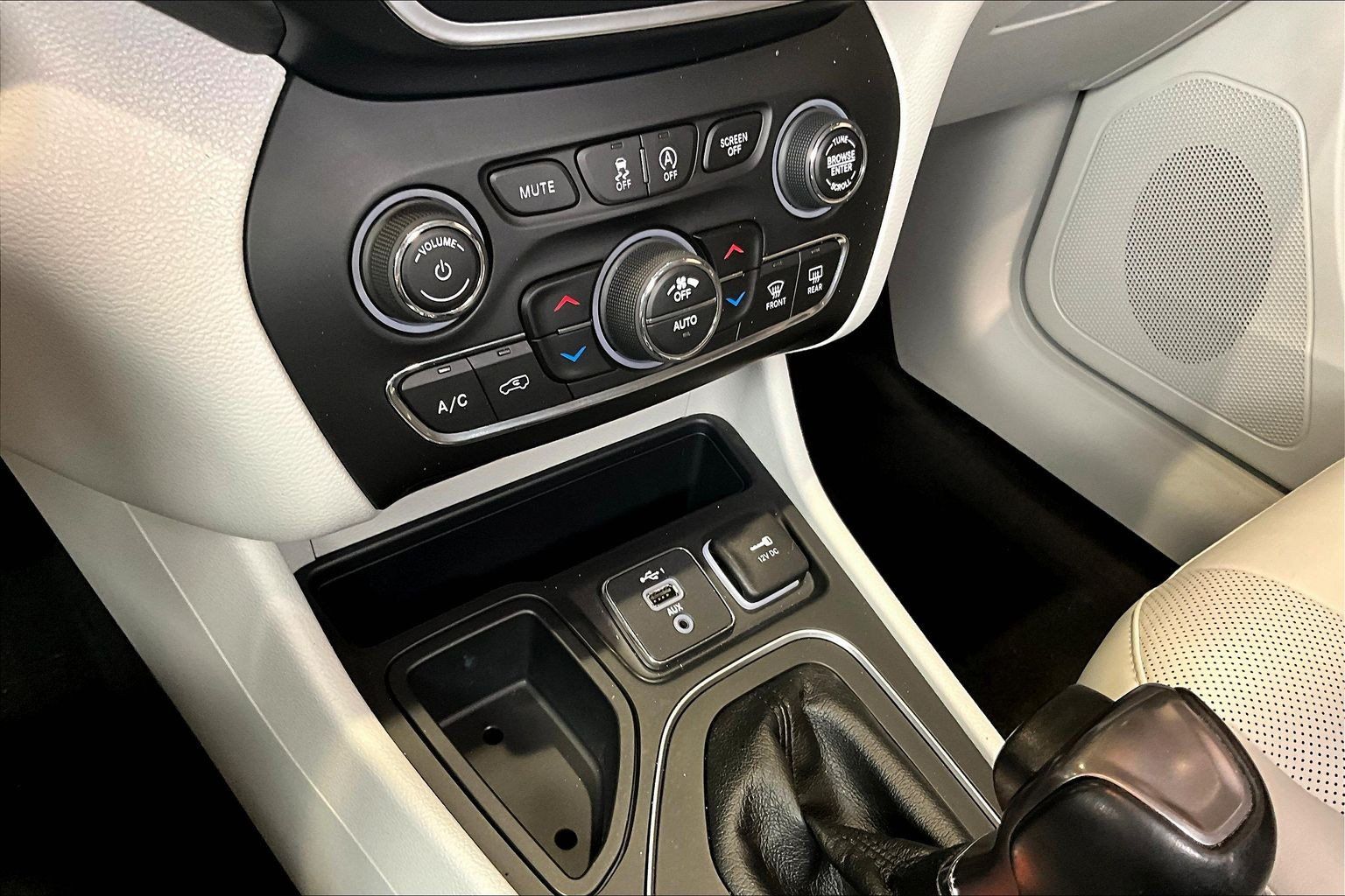Used 2021 Jeep Cherokee Latitude Lux w/ Comfort/Convenience Group FWD image 16