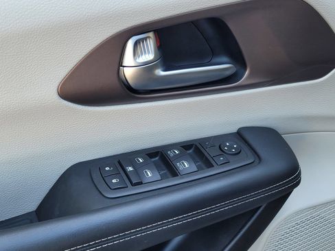Used 2024 Chrysler Voyager LX FWD image 17