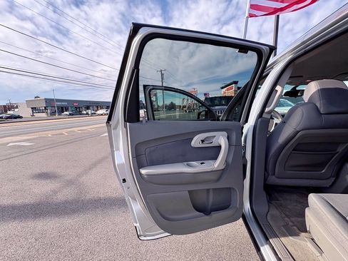 Used 2011 Chevrolet Traverse LS image 23