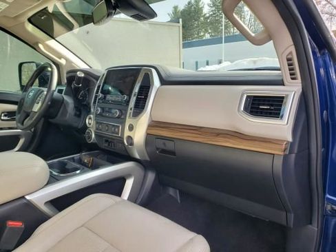 Used 2020 Nissan Titan SL w/ Moonroof Package image 12
