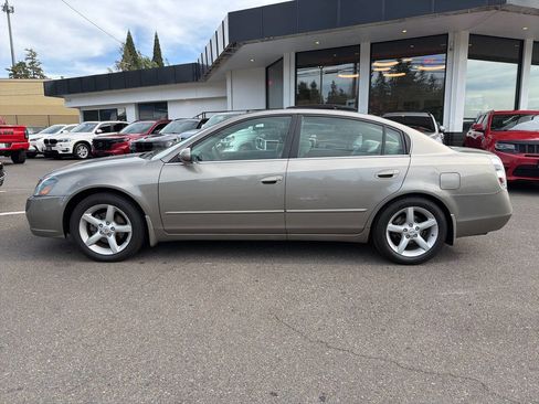 Used 2005 Nissan Altima 3.5 SE image 2