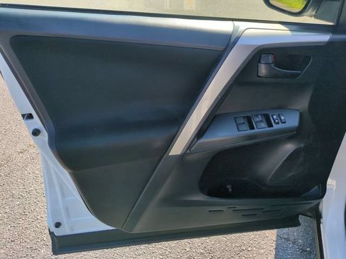 Used 2018 Toyota RAV4 LE FWD image 12