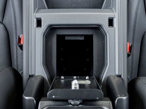 Used 2025 Land Rover Defender 90 X-Dynamic SE image 30